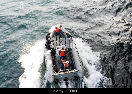 Océan Atlantique (janvier 1985). 24, 2015) Les marins de la Marine américaine, garde-côte américain, et les membres de l'armée du Sénégal monter dans une embarcation pneumatique à coque rigide de la commande de transport maritime militaire conjointe du bateau à grande vitesse l'USNS Lance (JHSV 1) Le 24 janvier 2015. Lance est sur un déploiement prévu pour la sixième flotte américaine zone d'opérations pour soutenir la collaboration internationale Programme de renforcement des capacités, le partenariat de l'Afrique centrale. Banque D'Images