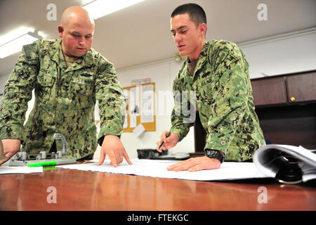 150128-N-OU477-052 NAVAL STATION ROTA, ESPAGNE (Jan 28, 2015) 1ère classe constructeur Adam Booher, à gauche, et l'électricien de construction 3e classe Nathan Bush, tous deux attribués à la construction navale (bataillon Mobile NMCB) 11, revoir le plan-et-estimation phase d'un projet à venir à bord de la station navale de Rota. 11 homeported NMCB, de Gulfport, Mississippi, est actuellement déployé à Rota. (U.S. Photo par marine Spécialiste de la communication de masse 1re classe Michael C. Barton/ libéré) Banque D'Images