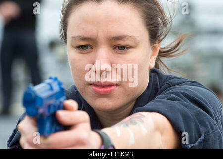 Le Damage Controlman de 3e classe Sarah Sepulveda mène un entraînement au pistolet de service M9 sur l'USS Cole, un destroyer de classe Arleigh Burke, dans la mer Méditerranée, dans le cadre d'un exercice d'entraînement des forces de réaction de sécurité, soutenant la sécurité nationale des États-Unis en Europe. Banque D'Images