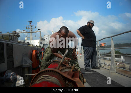 150203-N-RB579-040 SEKONDI, Ghana (fév. 3, 2015) Spécialiste des opérations en chef Dwayne Brown, de la ville de New York, abaisse le front des navires comme le transport maritime militaire commun de commande bateau à grande vitesse l'USNS Lance (JHSV 1) tire à Sekondi, Ghana, le 3 février 2015. Lance est sur un déploiement prévu pour la sixième flotte américaine zone d'opérations à l'appui de la coopération internationale Programme de renforcement des capacités de partenariat de l'Afrique centrale. (U.S. Photo par marine Spécialiste de la communication de masse 1re classe Joshua Davies/libérés) Banque D'Images