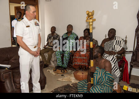 SEKONDI, Ghana (fév. 3, 2015). Matthieu Flemming de Virginia Beach, en Virginie, à gauche, la station de partenariat pour l'Afrique du commandant de la mission à bord du transport maritime militaire commun de commande bateau à grande vitesse l'USNS Lance (JHSV 1), parle d'un chef de tribu ghanéenne locale le 3 février 2015. Lance est sur un déploiement prévu pour la sixième flotte américaine zone d'opérations pour soutenir la collaboration internationale Programme de renforcement des capacités, le partenariat de l'Afrique centrale. (U.S. Photo par marine Spécialiste de la communication de masse 2e classe Kenan O'Connor/libérés) Banque D'Images