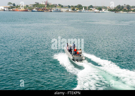 SEKONDI, Ghana (fév. 5, 2015), les marins de la Marine américaine Guardsmenand-côtes américains membres de l'armée et de la police ghanéenne monter dans une embarcation pneumatique à coque rigide, tout en participant à des exercices de petits bateaux de la commande de transport maritime militaire conjointe du bateau à grande vitesse l'USNS Lance (JHSV 1) Le 5 février 2015. Lance est sur un déploiement prévu pour la sixième flotte américaine zone d'opérations à l'appui de la coopération internationale Programme de renforcement des capacités de partenariat de l'Afrique centrale. (U.S. Photo par marine Spécialiste de la communication de masse 2e classe Kenan O'Connor/libérés) Banque D'Images