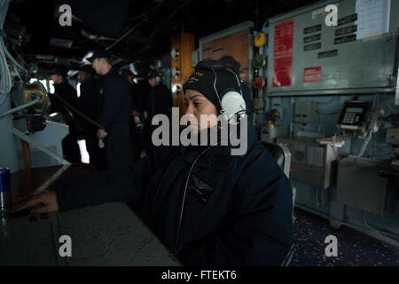 Détroit du Bosphore (fév. 8, 2015) - Spécialiste des opérations 2e classe Nancy Reyes, de Los Angeles, mans un watch station au cours de l'USS Cole (DDG 67) transitent par le détroit du Bosphore, le 8 février 2015. Cole, une classe Arleigh Burke destroyer lance-missiles, homeported à Norfolk, mène des opérations navales dans la sixième flotte américaine zone d'opérations à l'appui de la sécurité nationale des États-Unis en Europe. (U.S. Photo par marine Spécialiste de la communication de masse Mat 3e classe Murch/libérés) Banque D'Images