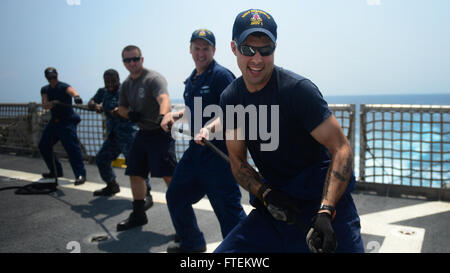 Océan Atlantique (fév. 10, 2015) les marins et les marins du service civil conduite des opérations à bord de petits bateaux le transport maritime militaire commun de commande bateau à grande vitesse l'USNS Lance (JHSV 1) 10 février, 2015. Lance est sur un déploiement prévu pour la sixième flotte américaine zone d'opérations à l'appui de la coopération internationale Programme de renforcement des capacités de la station du Partenariat pour l'Afrique (PAA). (U.S. Photo par marine Spécialiste de la communication de masse 1re classe Joshua Davies/libérés) Banque D'Images