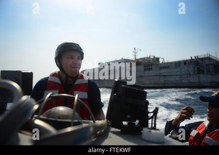 Océan Atlantique (fév. 10, 2015) Les marins, gardes côtes et ghanéennes servicemembers conduite visite, conseil, recherche et la saisie des opérations à l'appui de l'Afrique Partenariat maritimes d'application de la loi du 10 janvier 2015. Lance est sur un déploiement prévu pour la sixième flotte américaine zone d'opérations à l'appui de la coopération internationale Programme de renforcement des capacités de la station du Partenariat pour l'Afrique (PAA). (U.S. Photo par marine Spécialiste de la communication de masse 1re classe Joshua Davies/libérés) Banque D'Images