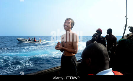 Océan Atlantique (fév. 10, 2015) Un pêcheur chinois interagit avec des marins, des gardes côtes et ghanéennes servicemembers dans leur conduite des visite, conseil, recherche et la saisie des opérations à l'appui de l'Afrique Partenariat maritimes d'application de la loi du 10 janvier 2015. Lance est sur un déploiement prévu pour la sixième flotte américaine zone d'opérations à l'appui de la coopération internationale Programme de renforcement des capacités de partenariat de l'Afrique centrale. (U.S. Photo par marine Spécialiste de la communication de masse 1re classe Joshua Davies/libérés) Banque D'Images