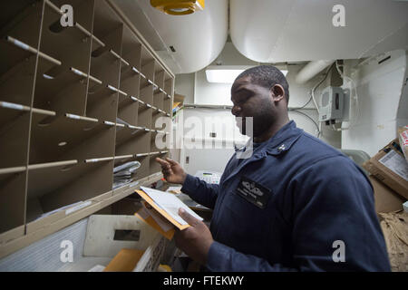 CONSTANTA, Roumanie (fév. 11, 2015) Spécialiste en logistique 1re classe Terry J. Bynum, de Wilson, Caroline du Nord, trie le courrier à bord de l'USS Cole (DDG 67) 11 février, 2015. Cole, une classe Arleigh Burke destroyer lance-missiles, homeported à Norfolk, mène des opérations navales dans la sixième flotte américaine zone d'opérations à l'appui de la sécurité nationale des États-Unis en Europe. (U.S. Photo par marine Spécialiste de la communication de masse Mat 3e classe Murch/libérés) Banque D'Images