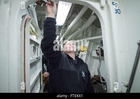 CONSTANTA, Roumanie (fév. 11, 2015) Cryptological Technicien (technique) 3 Classe de shannen Maxwell, Sierra Vista, Arizona, utilise la craie sur une porte étanche à action rapide pour vérifier son étanchéité à bord d'USS Cole (DDG 67) 11 février, 2015. Cole, une classe Arleigh Burke destroyer lance-missiles, homeported à Norfolk, mène des opérations navales dans la sixième flotte américaine zone d'opérations à l'appui de la sécurité nationale des États-Unis en Europe. (U.S. Photo par marine Spécialiste de la communication de masse Mat 3e classe Murch/libérés) Banque D'Images