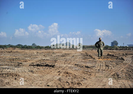 La station navale de Rota, Espagne (fév. 13, 2015) Opérateur de l'équipement 2e classe bon Wilson, affectés à la construction navale (bataillon Mobile NMCB) 11, promenades le long du périmètre de la zone d'atterrissage pour hélicoptère (HLZ) de placer des marqueurs sur les coins, le 13 février 2015. Le projet HLZ, une fois terminé, aidera à l'entraînement bilatéral avec l'armée espagnole, des explosifs et munitions et ne pas interférer avec la piste principale de la station navale de Rota. (U.S. Photo par marine Spécialiste de la communication de masse 1re classe Michael C. Barton/libérés) Banque D'Images