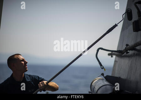 La baie de Souda, Grèce (septembre 1994). 2, 2013) - Technicien Sonar (Surface) Matelot-chef Joseph Cicero peint la coque de la classe Arleigh Burke destroyer lance-missiles USS Barry (DDG 52). Barry, homeported à Norfolk, en Virginie, est en ce moment sur un déploiement prévu des opérations de sécurité maritime et les efforts de coopération en matière de sécurité dans le théâtre américain dans la zone de responsabilité de la sixième flotte. (U.S. Photo par marine Spécialiste de la communication de masse 1re classe Christopher B. Stoltz) Banque D'Images