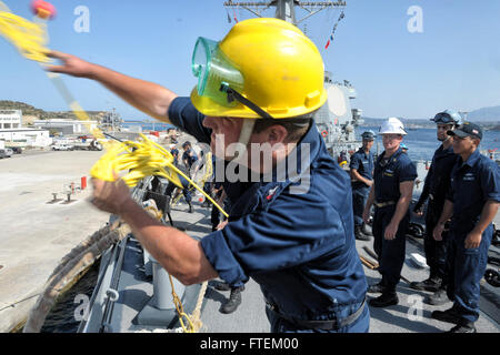 La baie de Souda, Grèce (septembre 1994). 2, 2013) - Maître de Manœuvre 2e classe Jordan Jones lance une ligne à bord de la classe Arleigh Burke destroyer lance-missiles USS Barry (DDG 52). Barry, homeported à Norfolk, en Virginie, est en ce moment sur un déploiement prévu des opérations de sécurité maritime et les efforts de coopération en matière de sécurité dans le théâtre américain dans la zone de responsabilité de la sixième flotte. (U.S. Photo par marine Spécialiste de la communication de masse 1re classe Christopher B. Stoltz) Banque D'Images