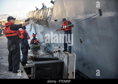 La baie de Souda, Grèce (septembre 1994). 2, 2013) - Les Marins peindre la coque de la classe Arleigh Burke destroyer lance-missiles USS Barry (DDG 52). Barry, homeported à Norfolk, en Virginie, est en ce moment sur un déploiement prévu des opérations de sécurité maritime et les efforts de coopération en matière de sécurité dans le théâtre américain dans la zone de responsabilité de la sixième flotte. (U.S. Photo par marine Spécialiste de la communication de masse 1re classe Christopher B. Stoltz) Banque D'Images