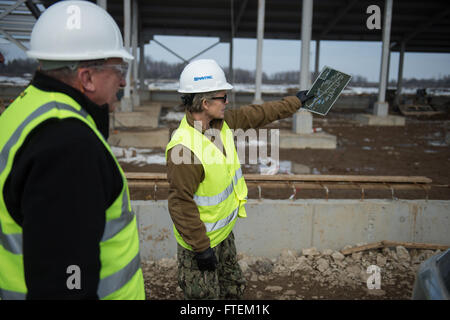 Deveselu, Roumanie (fév. 19, 2015), commandant en chef du Commandement Naval Facilities Engineering of Civil Engineers Adm arrière. Katherine L. Gregory traite de la construction en cours d'installations permanentes à l'installation de soutien naval (NSF) Deveselu avec NSF Deveselu Dirigeant Cmdr. Rod Tribble 19 Février, 2015. NSF est Deveselu Région Marine Europe Afrique Asie du sud-est les dernières outil pour fournir de l'efficience et l'efficacité des services de soutien à terre pour United States et des Forces alliées en Europe, en Afrique et en Asie du Sud-Ouest. Gregory's visite comprenait une visite des installations temporaires, le Banque D'Images