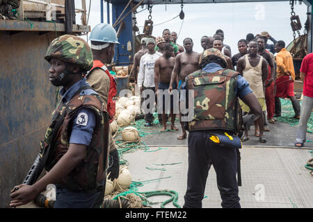 Océan Atlantique (fév. 19, 2015) Les membres de l'armée ghanéenne, avec l'appui de la commande de transport maritime militaire conjointe du bateau à grande vitesse l'USNS Lance (JHSV 1), inspecter un navire de pêche, tout en gardant l'équipage séparé de la recherche, le 18 février 2015. U.S et ghanéens effectuent des forces maritimes d'application de la Loi de l'Afrique à l'appui des opérations de partenariat de collaboration internationale de l'Afrique du programme de renforcement des capacités de partenariat. Banque D'Images