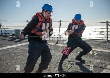 Mer Méditerranée (fév. 20, 2015) Les marins à bord de l'USS Donald Cook (DDG 75) servent de lignes téléphoniques et à distance les gestionnaires de ligne au cours d'un ravitaillement en mer. Donald Cook, une classe Arleigh Burke destroyer lance-missiles de l'avant-déployé à Rota, Espagne, mène des opérations navales dans la sixième flotte américaine zone d'opérations à l'appui de la sécurité nationale des États-Unis en Europe. Banque D'Images