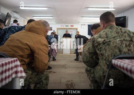 DEVESELU, Roumanie (fév. 21, 2015) Écouter les marins comme l'installation de soutien naval (NSF) Deveselu de la direction, le cmdr. Rod Tribble, introduit, commandant adjoint du Commandement de la flotte américaine, Vice-Adm. Nora W. Tyson pendant un appel mains 21 Février, 2015. NSF est Deveselu Région Marine Europe Afrique Asie du sud-est les dernières outil pour fournir de l'efficience et l'efficacité des services de soutien à terre pour United States et des Forces alliées en Europe, en Afrique et en Asie du Sud-Ouest. Banque D'Images