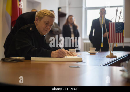 DEVESELU, Roumanie (fév. 21, 2015), commandant adjoint du Commandement de la flotte américaine, Vice-Adm. Nora W. Tyson signe le livre des visiteurs distingués au quartier général de la base militaire roumaine 99e, le 21 février 2015. La 99e base militaire navale entoure de soutien (NSF) Deveselu offrant un niveau de sécurité supplémentaire. NSF est Deveselu Région Marine Europe Afrique Asie du sud-est les dernières outil pour fournir de l'efficience et l'efficacité des services de soutien à terre pour United States et des Forces alliées en Europe, en Afrique et en Asie du Sud-Ouest. Banque D'Images