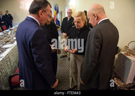 DEVESELU, Roumanie (fév. 21, 2015), commandant adjoint du Commandement de la flotte américaine, Vice-Adm. Nora W. Tyson échange de cadeaux avec les dirigeants locaux avant un déjeuner d'affaires à Caracal, Roumanie Le 21 février 2015. Banque D'Images