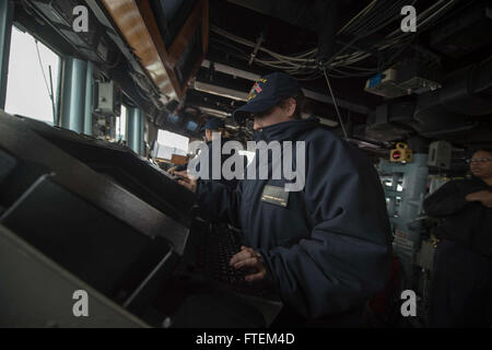 Détroit des Dardanelles (fév. 22, 2015), l'étoile Katherine Barret, de Youngsville, North Carolina, mans un watch station sur le pont de l'USS Cole (DDG 67) qu'il transite par le détroit des Dardanelles, le 22 février 2015. Cole, une classe Arleigh Burke destroyer lance-missiles, homeported à Norfolk, mène des opérations navales dans la sixième flotte américaine zone d'opérations à l'appui de la sécurité nationale des États-Unis en Europe. Banque D'Images