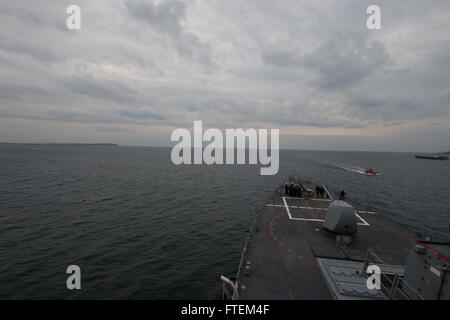 Détroit des Dardanelles (fév. 22, 2015) - USS Cole (DDG 67) commence à quitter le détroit des Dardanelles et entrer dans la mer Égée, le 22 février 2015. Cole, une classe Arleigh Burke destroyer lance-missiles, homeported à Norfolk, mène des opérations navales dans la sixième flotte américaine zone d'opérations à l'appui de la sécurité nationale des États-Unis en Europe. Banque D'Images