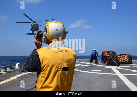 Corne de l'Afrique (fév. 23, 2015) Maître de Manœuvre Seaman Michael Hungelmann signale une SH-60F Seahawk pendant un ravitaillement vertical avec le navire de la marine royale australienne HMAS Success (ou 304) 23 février, 2015. Oscar Austin, une classe Arleigh Burke destroyer lance-missiles, homeported à Norfolk, mène des opérations navales dans la sixième flotte américaine zone d'opérations à l'appui de la sécurité nationale des États-Unis en Europe et en Afrique. Banque D'Images