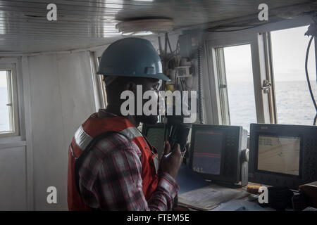 Océan Atlantique (fév. 23, 2015) Un agent de police ghanéenne communique avec la commande de transport maritime militaire conjointe du bateau à grande vitesse l'USNS Lance (JHSV 1) d'un navire de pêche à bord d'Afrique lors de l'application de la Loi maritime du 23 février 2015 Partenariat. Lance est sur un déploiement prévu pour la sixième flotte américaine zone d'opérations à l'appui de la coopération internationale Programme de renforcement des capacités de partenariat de l'Afrique centrale. Banque D'Images