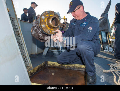 Technicien en système de turbine à gaz (mécanique) 1re classe Glen Williams, de Oceanside, en Californie, se prépare pour le ravitaillement au port à bord de l'USS Laboon (DDG 58) à la station navale de Rota, Espagne, le 24 février 2015. Laboon, une classe Arleigh Burke destroyer lance-missiles, homeported à Norfolk, mène des opérations navales dans la sixième flotte américaine zone d'opérations à l'appui de la sécurité nationale des États-Unis en Europe. Banque D'Images