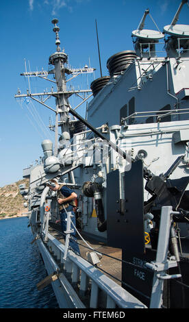 La baie de Souda, Grèce (septembre 1994). 4, 2013) Un marin à bord de la classe Arleigh Burke destroyer lance-missiles USS Stout (DDG 55) se prépare à une mer et d'évolution. Stout est sur un déploiement prévu des opérations de sécurité maritime et les efforts de coopération en matière de sécurité dans le théâtre américain dans la zone de responsabilité de la sixième flotte. Banque D'Images