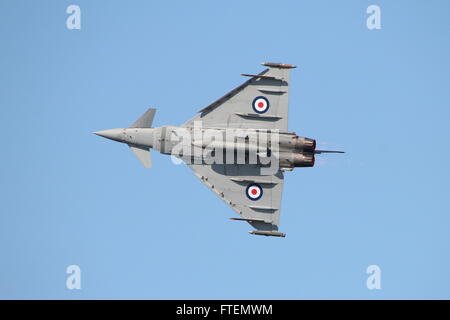 L'exposition de la RAF Typhoon pour la saison 2015, se présentant au-dessus de la baie d'Ayr pendant son exposition au salon de l'aéronautique écossais en 2015. Banque D'Images