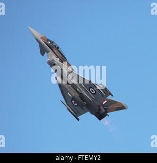 Le typhon de la RAF pour la saison 2015, va dans une montée verticale au-dessus de la baie d'Ayr pendant son exposition à l'Airshow écossais en 2015. Banque D'Images