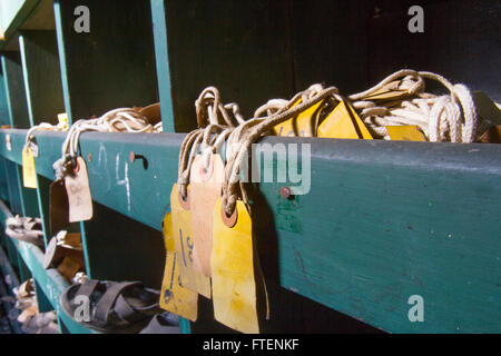 Étiquettes sur corde dans cubby en bois du début du siècle jeter soie usine. Banque D'Images