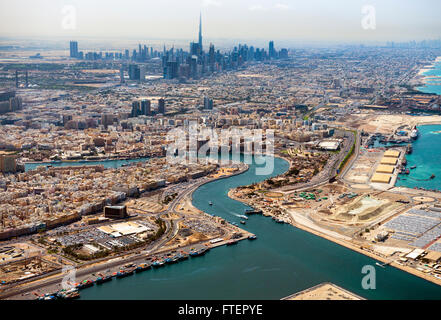 Vues aériennes de Dubaï dont la crique de Dubaï et le Port Rashid. Banque D'Images