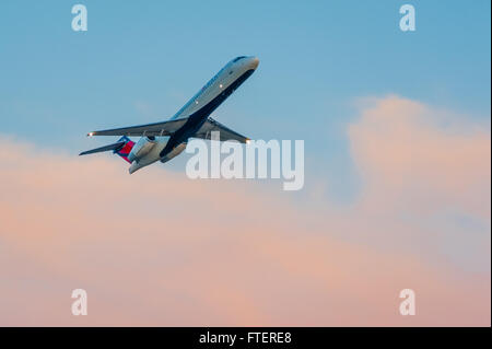 Delta Air Lines passenger jet in montée sur qui décolle de l'Aéroport International d'Atlanta. (USA) Banque D'Images