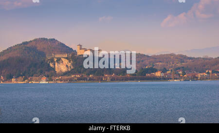 Forteresse de Angera (Rocca di Angera), vue d'Arona, lac Majeur, Italie. Banque D'Images