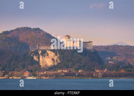 Forteresse de Angera (Rocca di Angera), vue d'Arona, lac Majeur, Italie. Banque D'Images