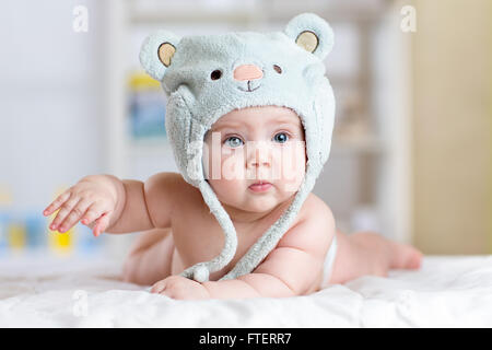 Portrait of a cute 5 mois bébé couché sur une couverture Banque D'Images