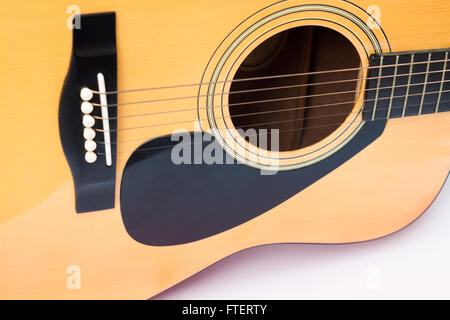 Guitare acoustique sur fond blanc, stock photo Banque D'Images