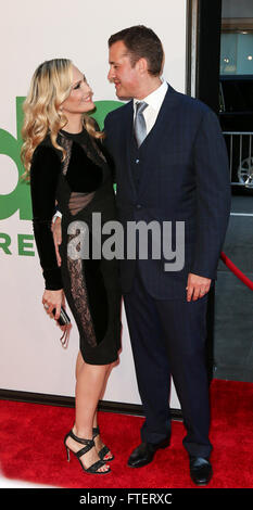 Molly Sims et Scott Stuber (R) assister à la Ted '2' première au Ziegfeld Theatre le 24 juin 2015 à New York. Banque D'Images