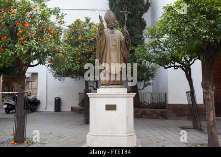 Le Pape Jean Paul II statue en Plaza Virgen de los Reyes, à Séville. L'Andalousie, espagne. Banque D'Images