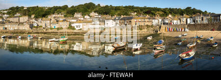 Paramic photographie De Mousehole port avec bateaux de pêche, Cornwall, Angleterre Banque D'Images