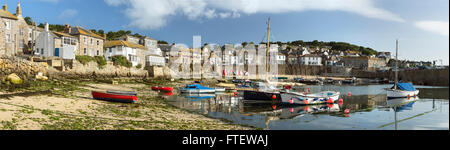 Les bateaux de pêche amarrés dans le port Mousehole, Cornwall, Angleterre Banque D'Images