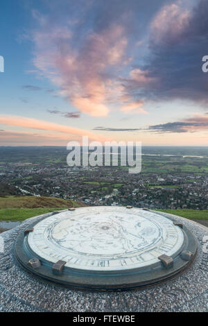 Le toposcope sur la balise de Worcestershire, partie de la promenade Malvern Hills, est couvert de gouttes de pluie sur un janvier froid et humide Banque D'Images