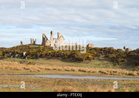 Château de Dunstanburgh vu depuis le sud, Northumberland, England, UK Banque D'Images