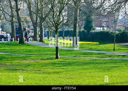 Barnes Village,alimentation,cafés,boutiques,Agents immobiliers,vert,étang Barnes, Pubs, Bulls Head Jazz,Thames River, High Street,London,UK Banque D'Images