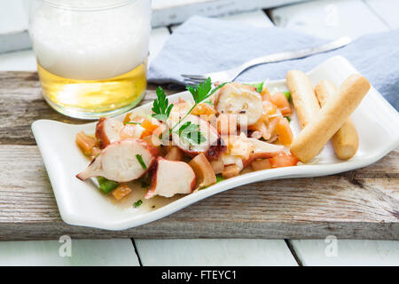 Salade de poulpe frais tapa avec la tomate et le poivron vert Banque D'Images