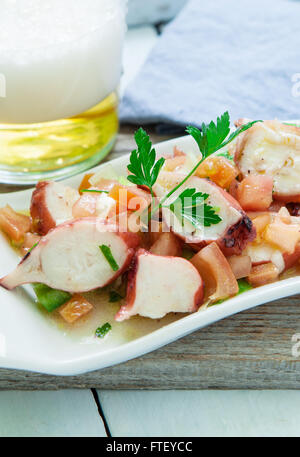 Salade de poulpe frais tapa avec la tomate et le poivron vert Banque D'Images