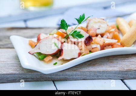 Salade de poulpe frais tapa avec la tomate et le poivron vert Banque D'Images