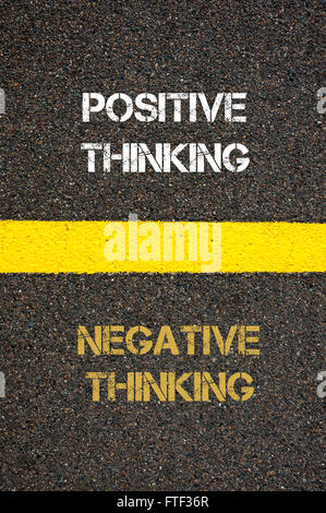 La décision de l'antonyme concept pensée négative par rapport à la pensée positive écrit plus de tarmac Banque D'Images