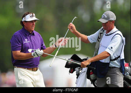 Ponte Vedra, Florida, USA. 12 mai, 2012. Phil Mickelson et sa caddie Jim Mackay au cours de la troisième série des joueurs championnat au TPC Sawgrass le 12 mai 2012 à Ponte Vedra en Floride ZUMA PRESS/ Scott A. Miller. © Scott A. Miller/ZUMA/Alamy Fil Live News Banque D'Images