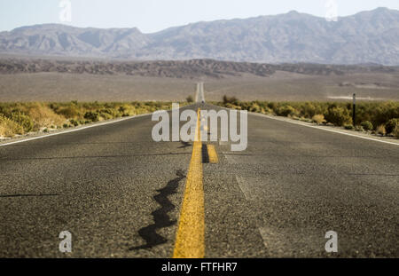 Los Angeles, Californie, USA. Mar 26, 2016. L'autoroute 190 dans la région de Death Valley National Park, California, United States le samedi 26 mars 2016. La vallée de la mort est un désert situé dans la vallée de l'Est de la Californie. C'est le plus bas, le plus sec, et les plus chauds dans la région Amérique du Nord. Death Valley's Badwater bassin est le point de la plus basse en Amérique du Nord, à 282 pieds au-dessous du niveau de la mer. Ce point est de 84,6 milles à l'est-sud-est du Mont Whitney, le plus haut point de l'contigus des États-Unis avec une altitude de 14 505 pieds. Death Valley's Furnace Creek détient le record de la plus haute fiabilité Banque D'Images
